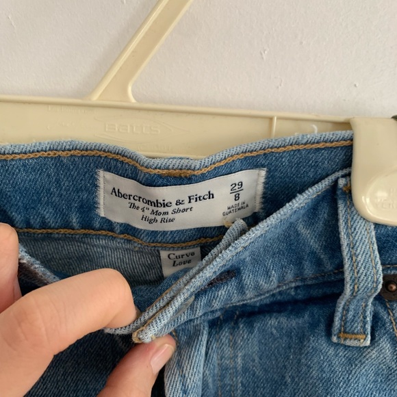 [29] NWOT - ABERCROMBIE Curve Love High Rise 4” Mom Shorts - Picture 4 of 9